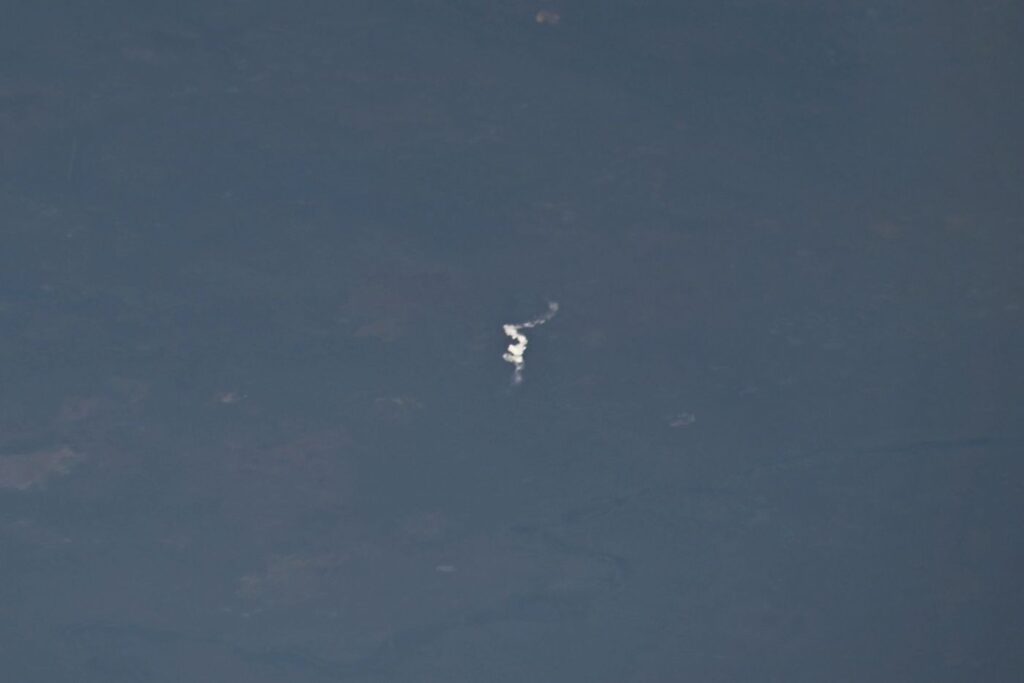 Stopa spalin od rakety Sojuz, která vynášela pilotovanou kosmickou loď Sojuz MS-29