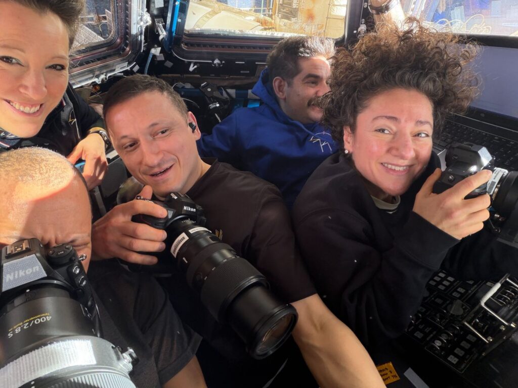 Narvaná Copula členy posádky ISS, kteří se snaží zachytit startující Sojuz