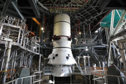 9. července 2026 byl levý spodní segment SRB umístěn na mobilní vypouštěcí plošinu ML-1