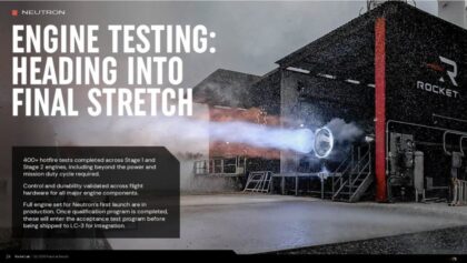 Slajd z prezentace, která byla investorům společnosti Rocket Lab předložena 10. srpna 2026 během konference o hospodaření a která znázorňuje pokrok v testování motorů, jimiž bude poháněna raketa Neutron. 