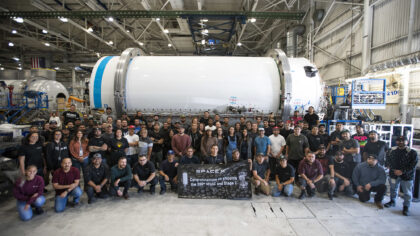 Pracovníci SpaceX v roce 2022 pózovali u 200. vyrobeného horního stupně raket Falcon 9. Podobný horní stupeň má nyní narazit do Měsíce.