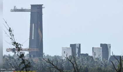 Další sekce věže mobilní vypouštěcí plošiny pro rakety CZ-10A a CZ-10 čekaly v červenci 2026 na naskládání