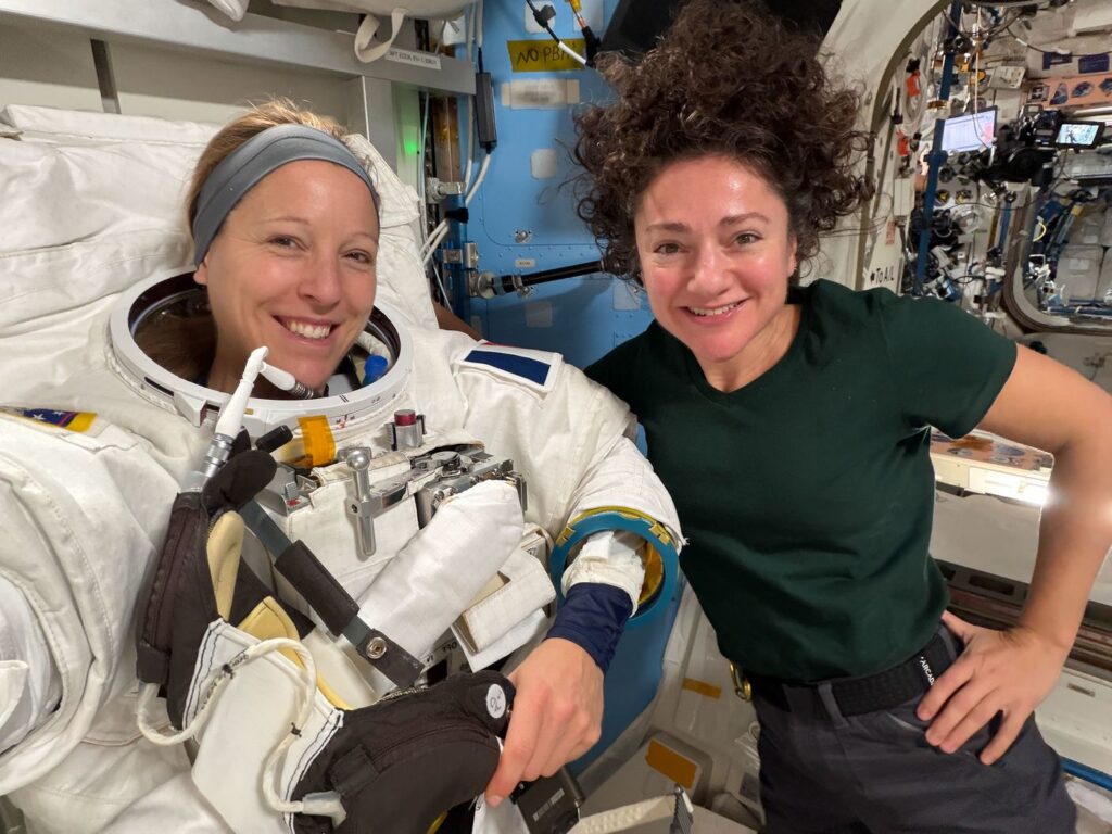 Sophie Adenot a Jessica Meir během příprav na další kosmickou vycházku z ISS