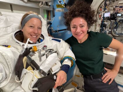 Sophie Adenot a Jessica Meir během příprav na další kosmickou vycházku z ISS