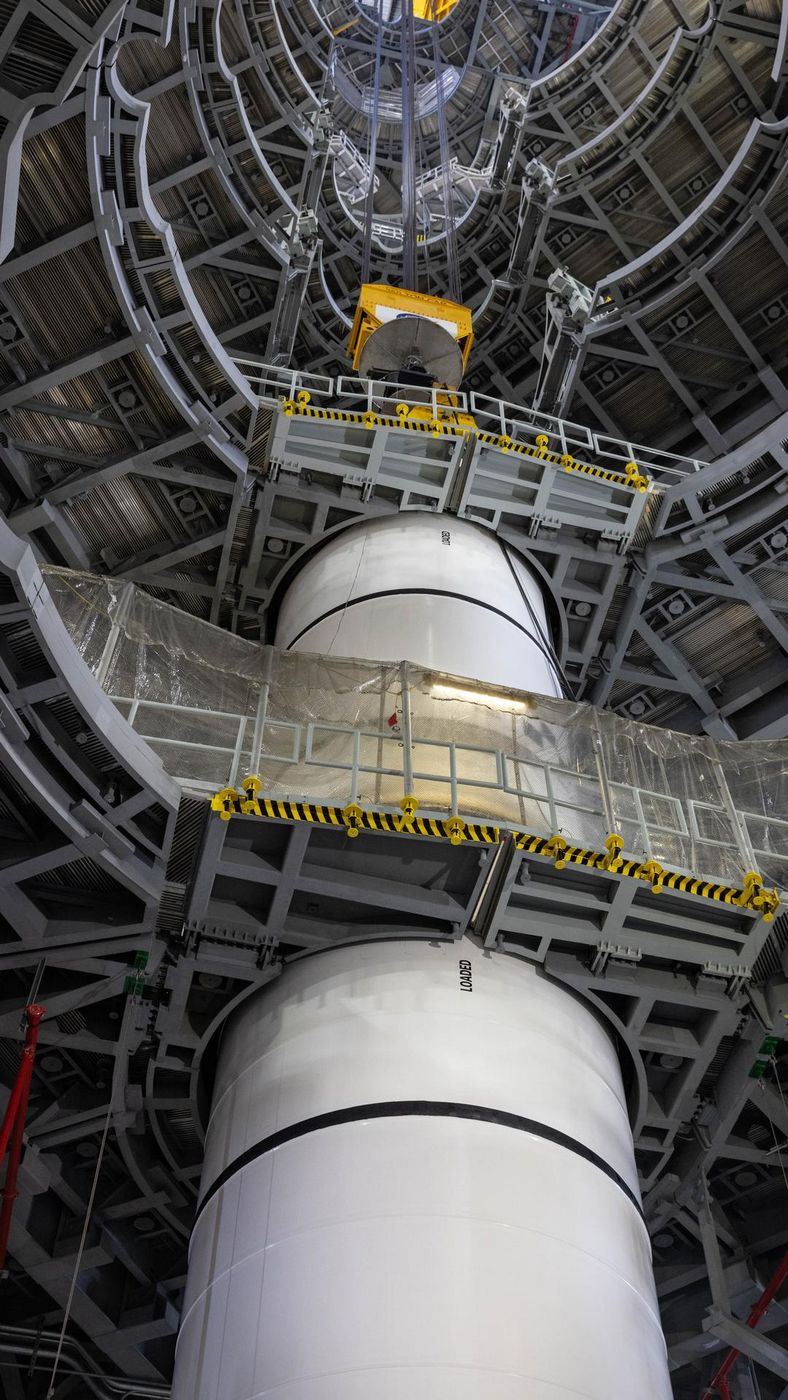 4 z 10 segmentů SRB je usazen v hale VAB. Jedná se o další krok v přípravě stavby třetího exempláře rakety SLS.