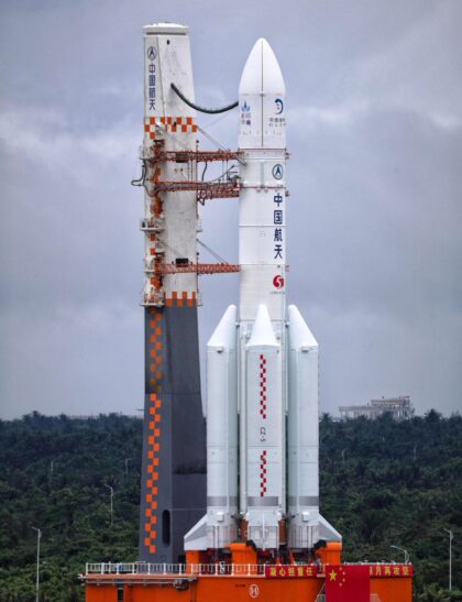 Vývoz rakety Dlouhý pochod 5 se sondou Chang'e7 na vzletovou rapu kosmodromu Wenchang.