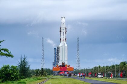Vývoz rakety Dlouhý pochod 5 se sondou Chang'e7 na vzletovou rapu kosmodromu Wenchang.