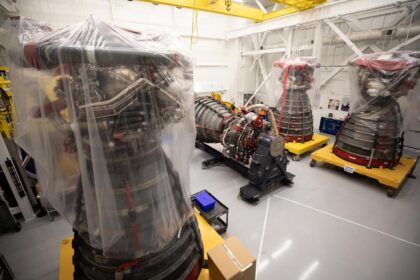 Čtyři motory RS-25 pro Artemis III v budově VAB, 21. července 2026