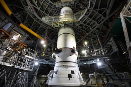 Dva spojené segmenty levého boosteru SRB, 12. srpna 2026