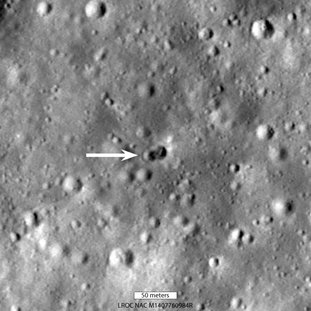 Kamera LROC na sondě LRO vyfotila tento dvojitý lunární kráter vytvořený třetím stupněm čínské rakety Dlouhý pochod 3C.