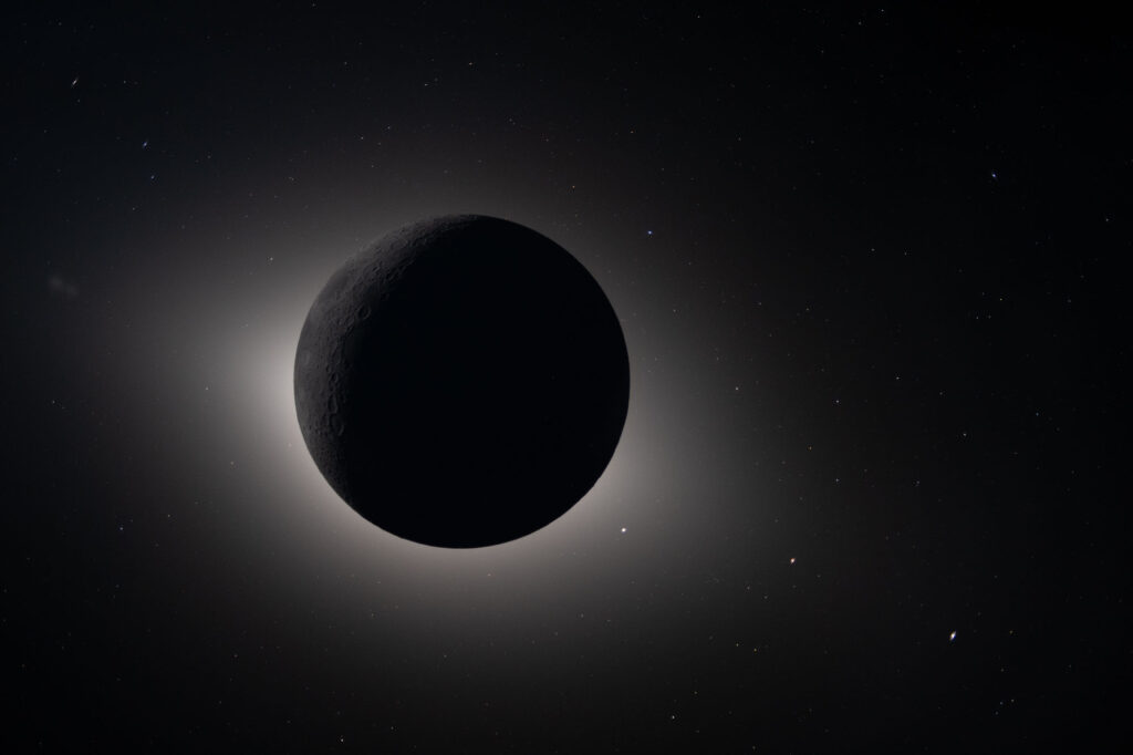 Zatmění Slunce pozorované posádkou kosmické lodi Orion při misi Artemis II.