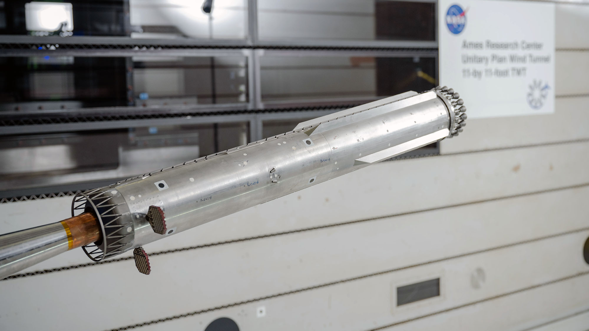 NASA a SpaceX testují ve větrném tunelu