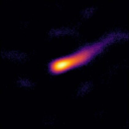 Rekonstrukce snímku objektu Wolf-Rayet 137 na základě pozorování dalekohledu Jamese Webba pomocí přístroje NIRISS v režimu interferometrie s maskováním apertury (AMI) s úhlovým rozlišením přibližně 80 milivteřin při vlnové délce 4,8 mikrometru (filtr F480M). Sever je nahoře a východ vlevo. Snímek, který na obloze pokrývá oblast o šířce 940 milivteřin, zachycuje jasné jádro a protáhlou prachovou strukturu vzniklou v důsledku periodických srážek větru dvojhvězdného systému.