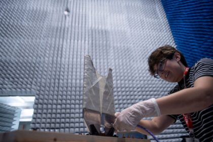 Práce na testování prototypu flexibilní antény georadaru