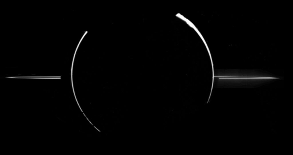 Koláž spojující prstence planety Jupiter (fotografováno 8. a 9. listopadu 1996 sondou Galileo) s okraji vlastní planety (fotografováno sondou Voyager 1 v roce 1979)