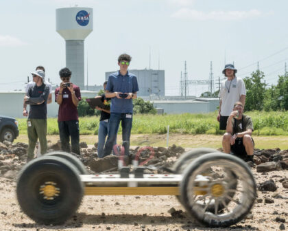 Studenti NASA Robotics Academy řídí rover MicroChariot osazený prototypem lunárního kola Scotch Pad Tyres na Rock Yard Johnsonova střediska.