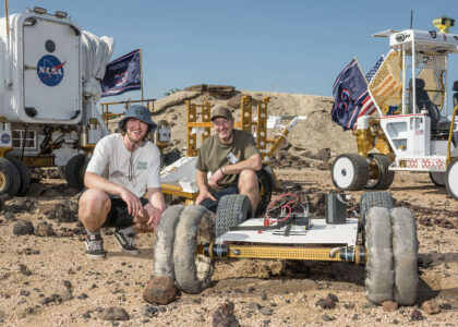 Vítězný tým Scotch Pad Tyres pózuje u svého prototypu na vozítku MicroChariot na Rock Yard Johnsonova střediska.