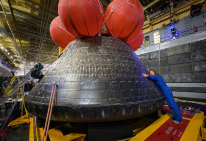 Christina Koch objímá loď Orion v dokové palubě USS John P. Murtha, 11. dubna 2026