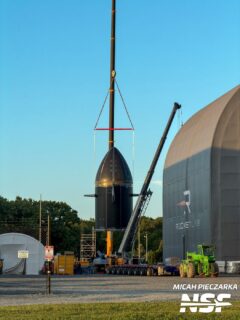 Práce na zkouškách vyklápěcího aerodynamického krytu rakety Neutron