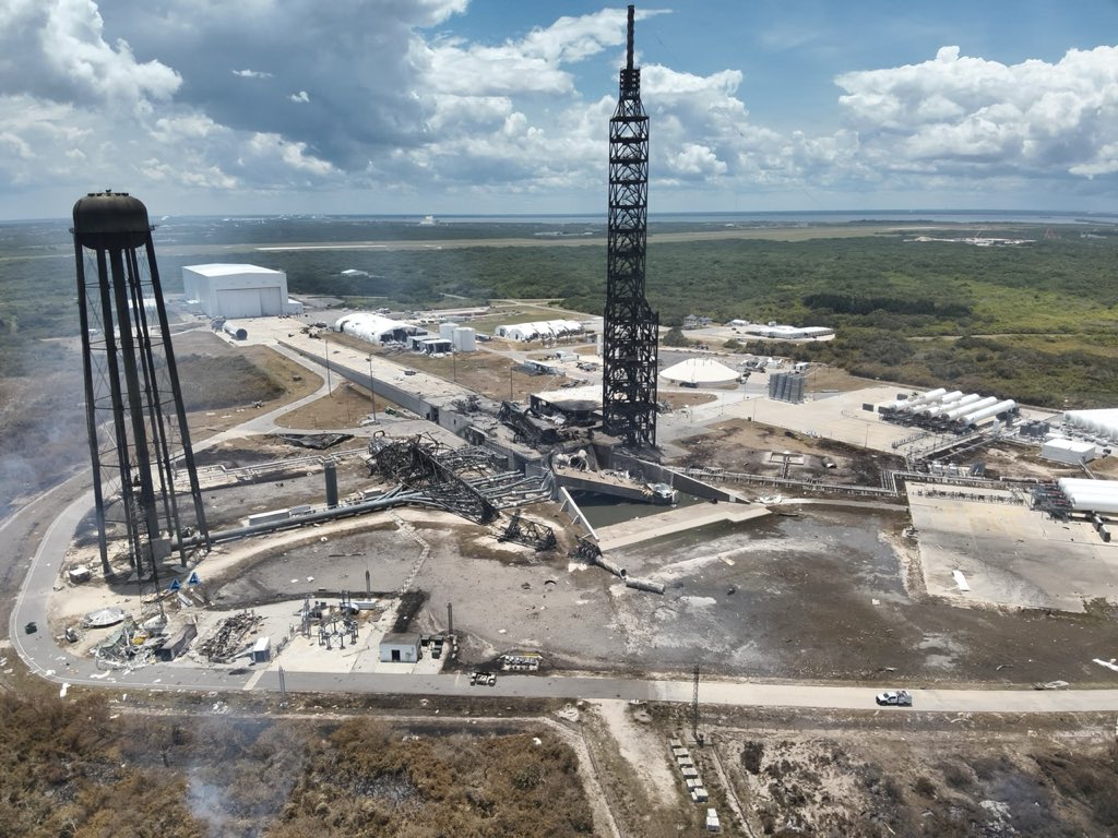 Rampa LC-36 zachycená 29. května krátce po explozi rakety New Glenn