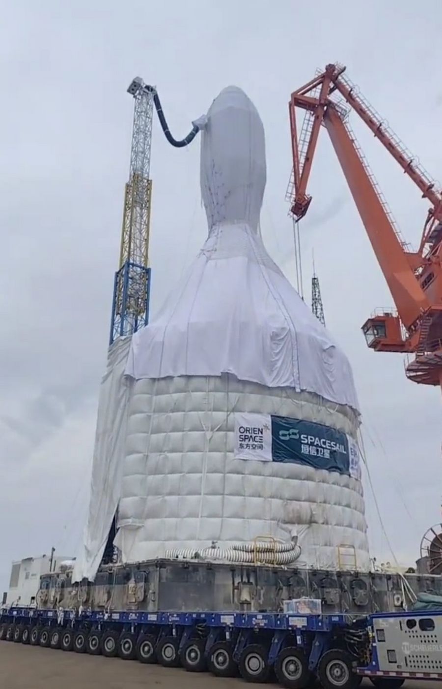 Raketa Gravity-1 při přepravě ke svému čtvrtému letu