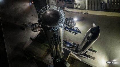 Super Heavy B21 a Starship S21 na startovní rampě.