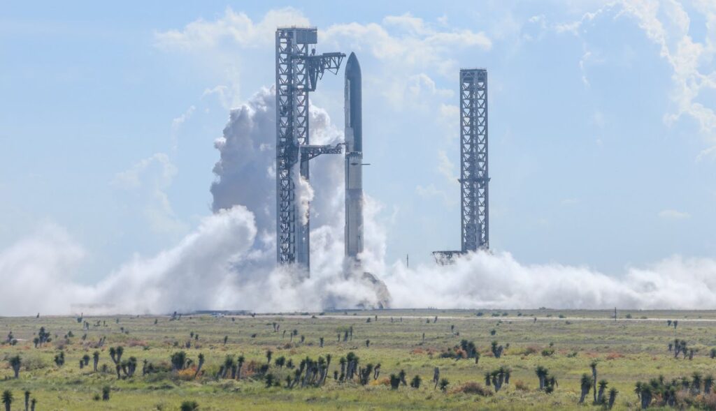 Sestava Super Heavy Starship během testu WDR. Na rampě jsou Super Heavy B21 a Starship S41.