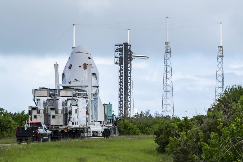 Crew Dragon se přesouvá k integraci poblíž rampy LC-40 na Floridě před letem Crew-13