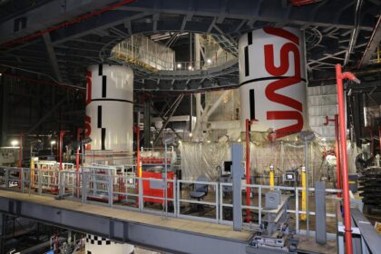 Středové segmenty boosterů SRB byly připojeny 19. a 28. srpna 2026