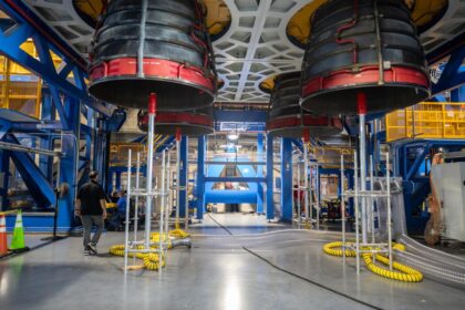 Čtyři motory RS-25 nainstalované na centrálním stupni, 1. září 2026. Pod jednotlivými motory jsou nástroje pro nastavení proplachování motorů.