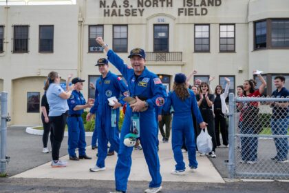 Posádka se loučí s týmem NASA na Naval Air Station North Island v San Diegu, 11. dubna 2026. Autor NASA/Keegan Barber