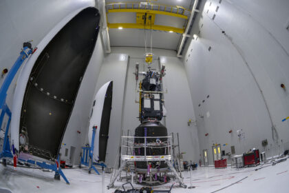 Družice Sentinel-3C a FLEX před uzavřením aerodynamického krytu.