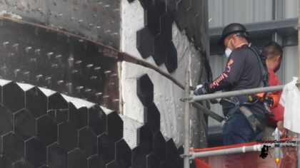 Instalace destiček tepelného štítu na Starship