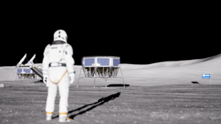 Astronaut na Měsíci hledí před sebe na dva přistávací moduly Argonaut na měsíčním povrchu.