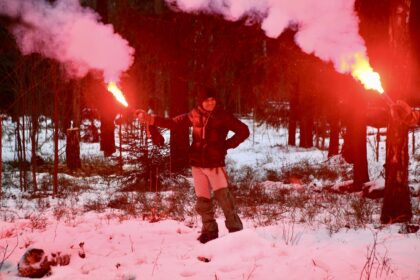 Shux na konci třídenního výcviku přežití v ruské divočině. Světlice označuje pozici pro blížící se záchranné síly. Zdroj: Shubhanshu Shukla
