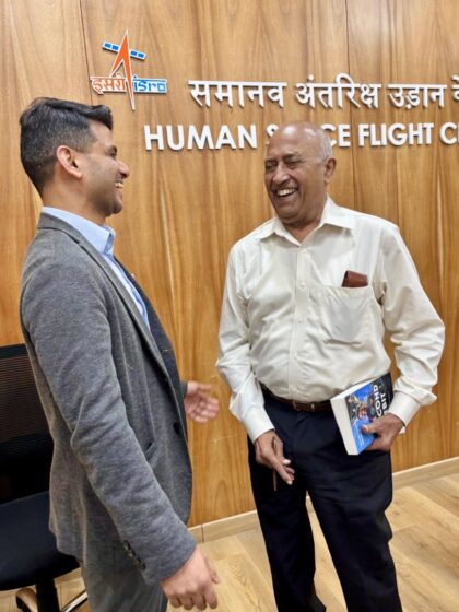 Dvě indické legendy Shux a Rakesh Sharma se potkali ve výcvikovém středisku v Bengaluru. Sharma vpravo drží knihu Second Orbit, kterou mu Shux věnoval. Zdroj: Shubhanshu Shukla