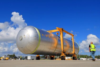 Vodíková nádrž centrálního stupně rakety SLS pro Artemis IV, přelom září a října 2026