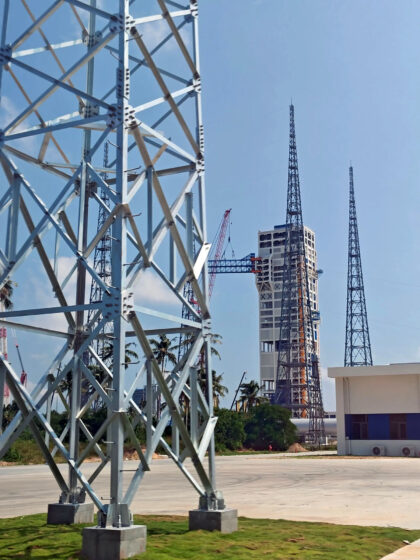 Instalace přístupového ramene na servisní věži startovacího komplexu 301