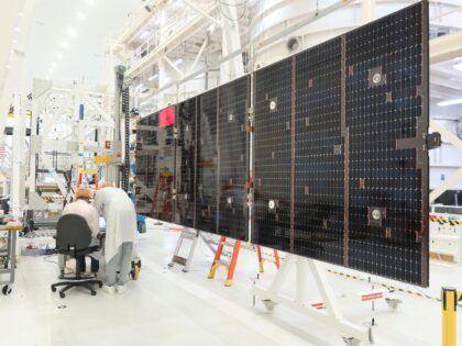 Inspekce jednoho ze čtyř křídel solárních panelů pro Orion k misi Artemis III, 18. srpna 2026
