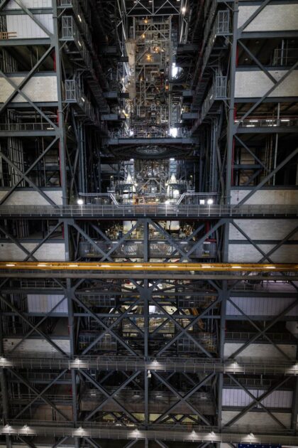 Sestavené boční pomocné stupně SRB, 30. září 2026