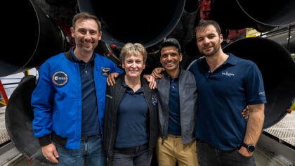Čtveřice z mise Ax-4 v hangáru SpaceX. Zleva doprava Sławosz Uznański-Wiśniewski, Peggy Whitson Shubhanshu Shukla,Tibor Kapu. V pozadí je devět motorů Merlin rakety Falcon-9. Stejnou raketou poletí také Aleš Svoboda. Zdroj: Axiom Space