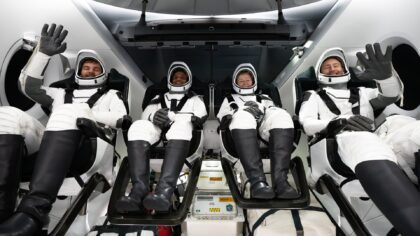 Ztratit se v kosmické lodi je celkem umění. V kabině není moc prostoru a přesto se to indickému astronautovi omylem povedlo. Mimochodem všimněte si kde Shux v kosmické lodi sedí, protože stejné místo bude mít i Aleš Svoboda. Zdroj: Axiom Space