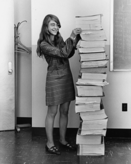 Margaret Hamilton s navigačním softwarem, který se svým týmem zpracovala pro projekt Apollo.