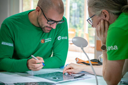 Pablo Álvarez Fernández během mapování lunárních kráterů.