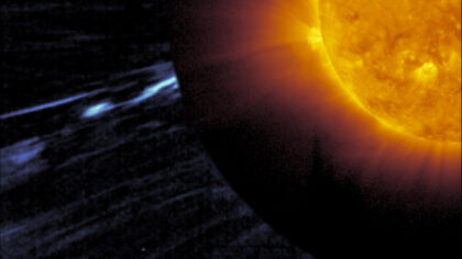 Magnetická klička pozorovaná sondou Solar orbiter v roce 2022 (jasný modrobílý útvar táhnoucí se nalevo). Pozorování potvrdilo, že má tvar písmene S.
