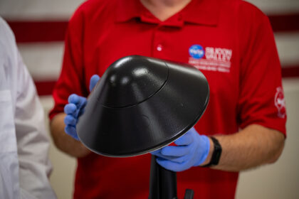 Detailní pohled na tepelný ochranný systém vyrobený na Amesově středisku pro experiment KREPE (Kentucky Re-Entry Probe Experiment) v Sensors & TPS Advanced Research Laboratories (STAR Labs) N242.