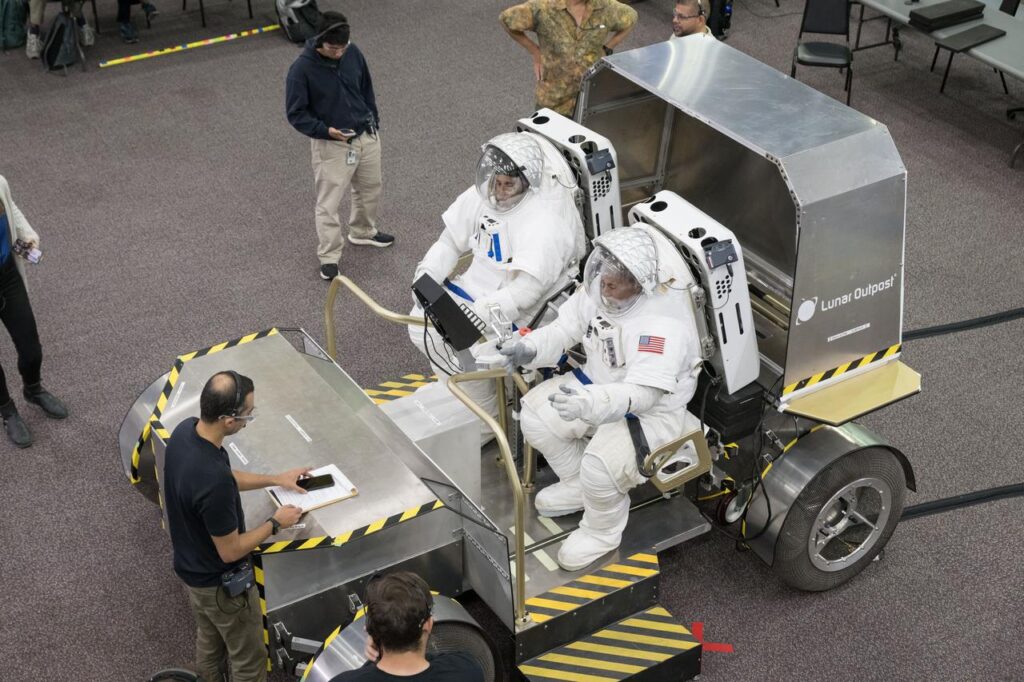 Astronauti Joe Acaba a Mark Vande Hei otestovali a hodnotili v Johnsonově vesmírném středisku design, použitelnost a pohodlí prototypu lunárního terénního vozidla Pegasus společnosti Lunar Outpost. NASA vybrala v květnu 2026 Lunar Outpost a Astrolab k výrobě a dodání nehermetizovaných vozidel na Měsíc před misí Artemis IV.