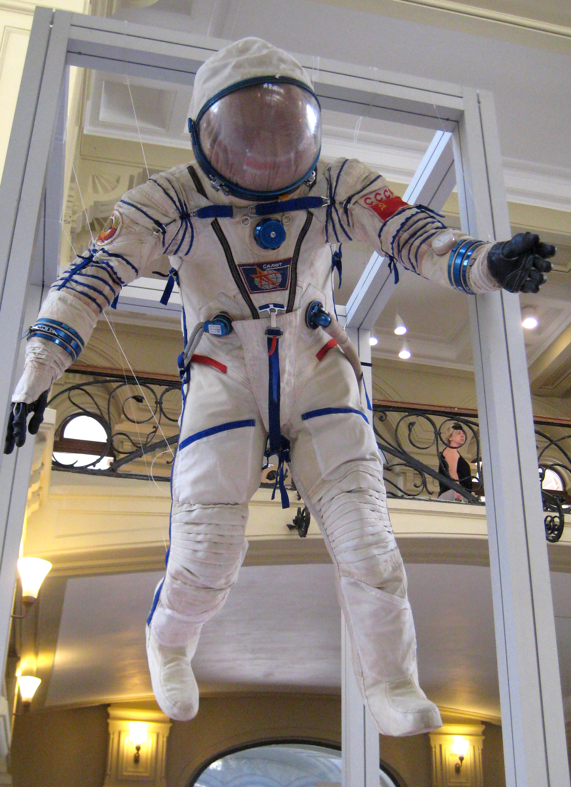 Надеть скафандры. Пт1298 костюм астронавта дет.. Скафандр. Космический костюм. Костюм Космонавта.